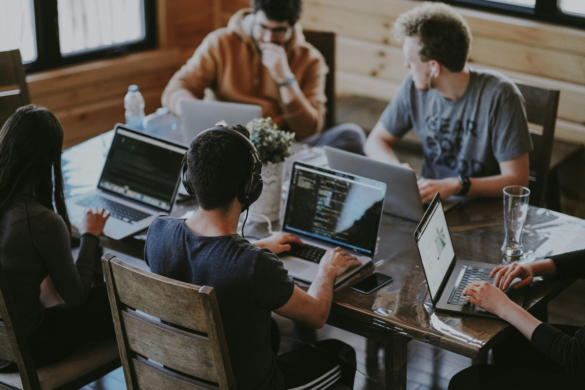 Equipa de desenvolvimento a colaborar num projeto de software personalizado, sem complexidade desnecessária